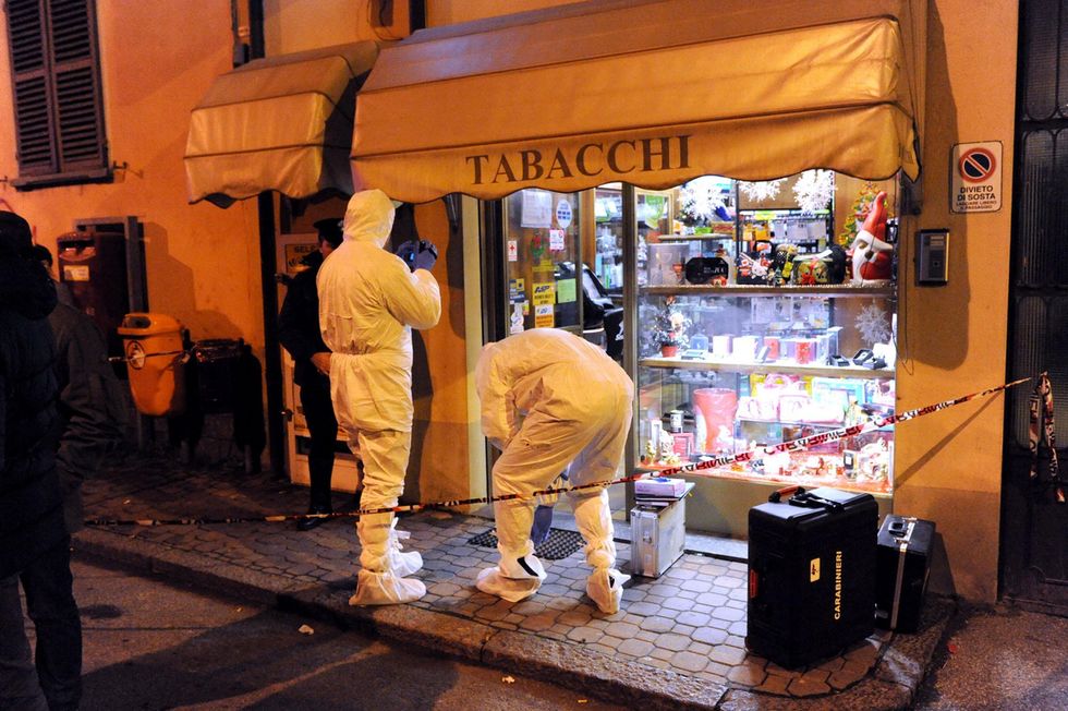 Tabaccaio di Asti, i due malviventi fuggiti su una seicento bianca