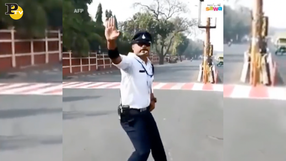 Poliziotto ballerino dirige traffico India video