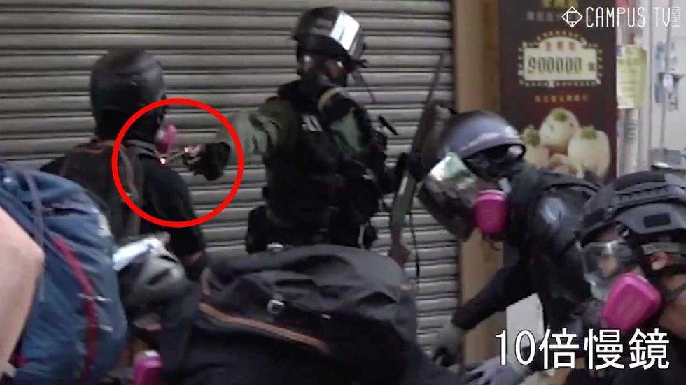 Poliziotto-spara-manifestante-Hong-Kong