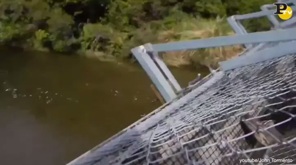 ponte sospeso si rompe escursionisti cadono in acqua