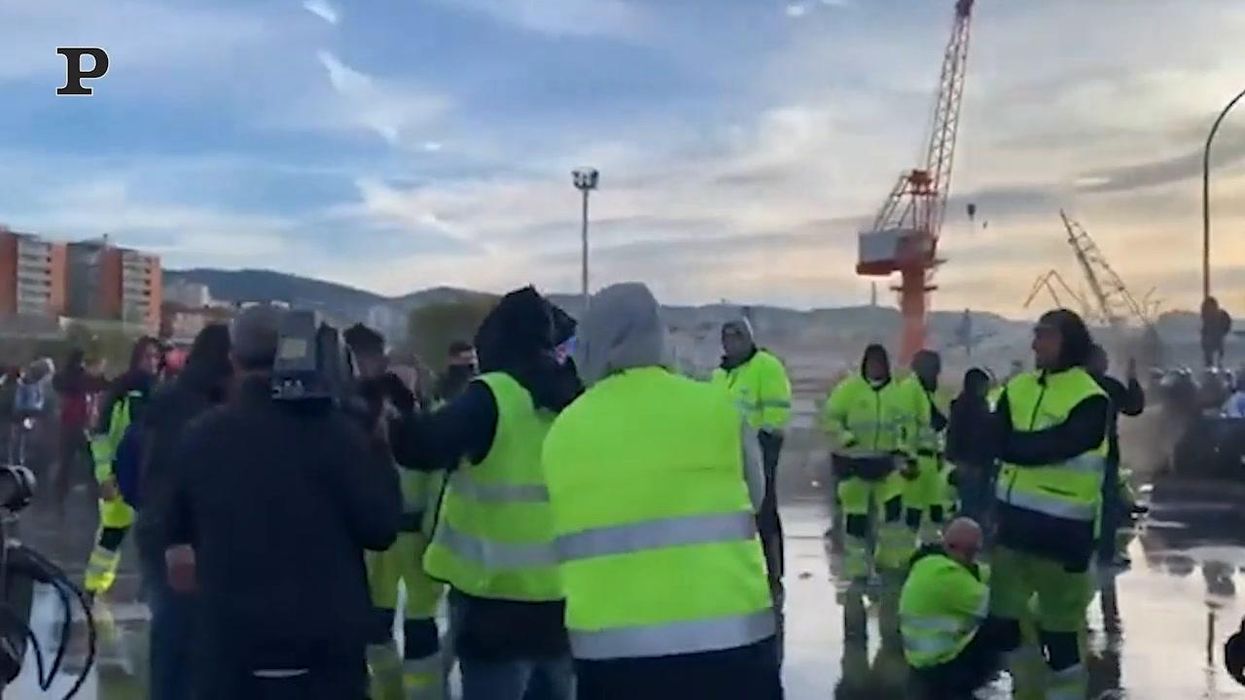 Porto di Trieste, la polizia sgombera i No Green Pass con gli idranti | video