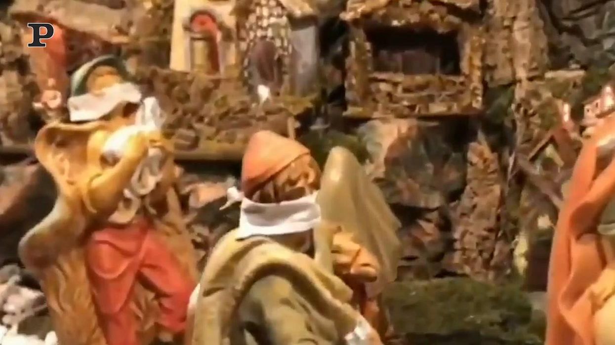 Torino, nel presepe del Duomo Giuseppe e Maria indossano la mascherina | video