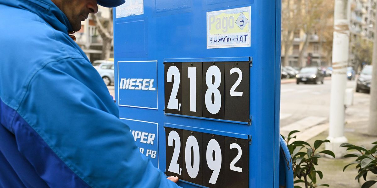 prezzo diesel benzina gas bollette rincari spese famiglie
