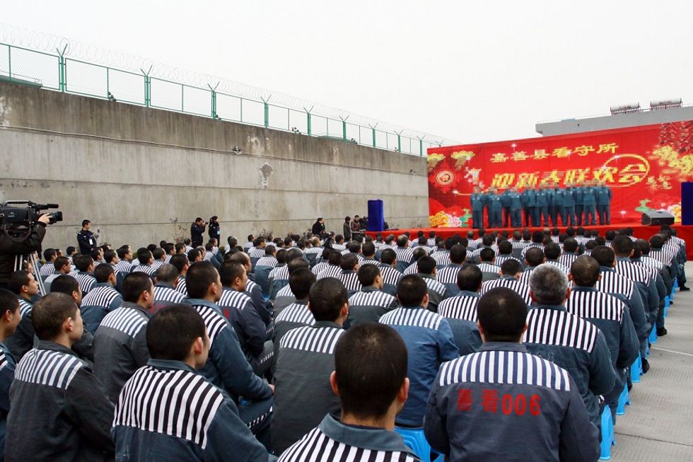 La Cina chiude i campi di lavoro forzato