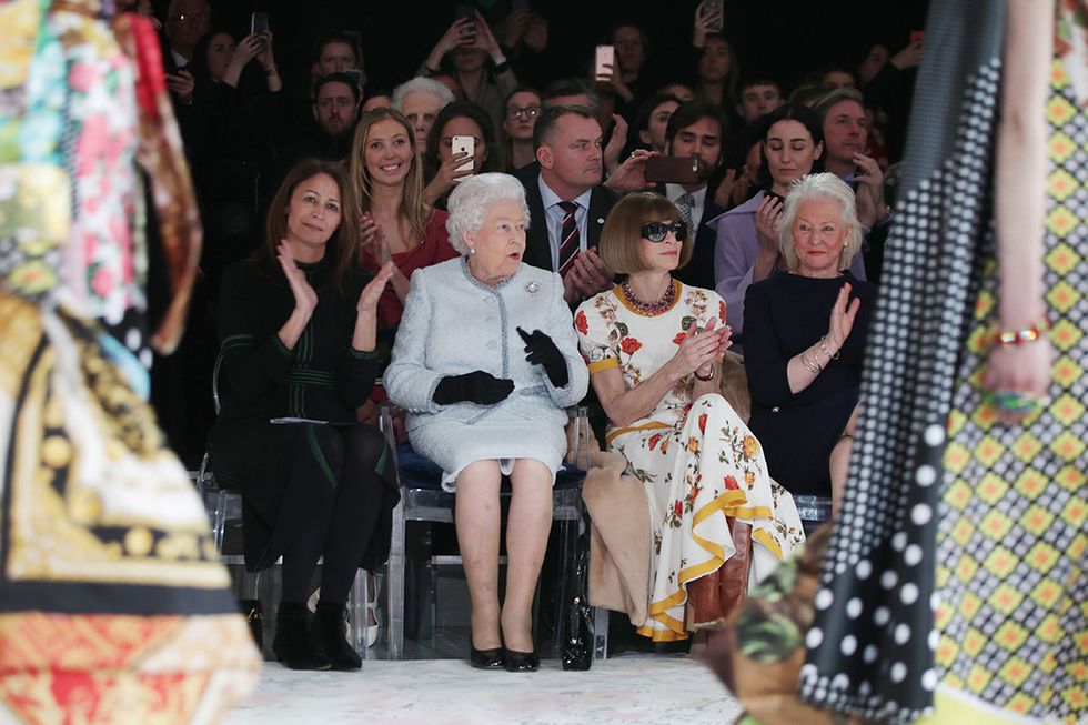 Prima volta alla London Fashion Week per la Regina Elisabetta che ha assistito alla sfilata dello stilista emergente Richard Queen accanto alla direttrice di Vogue America Anna Wintour e a Caroline Rush direttrice del British Fashion Council