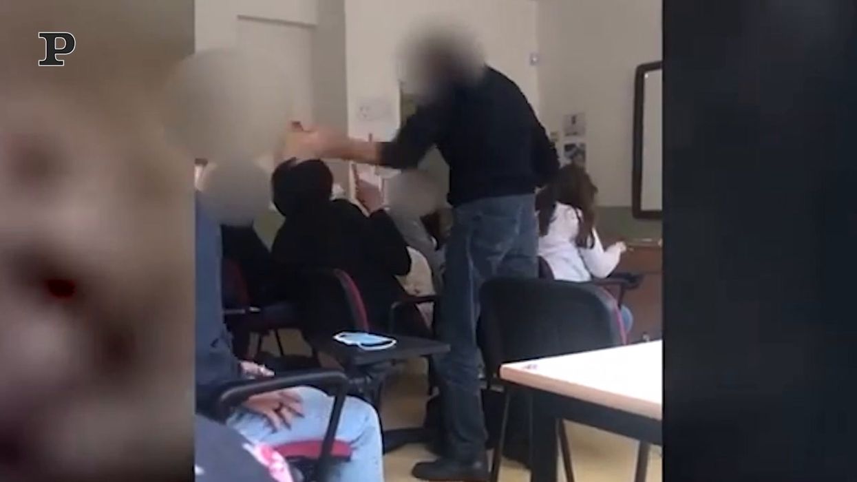 Il prof prende a schiaffi lo studente senza mascherina