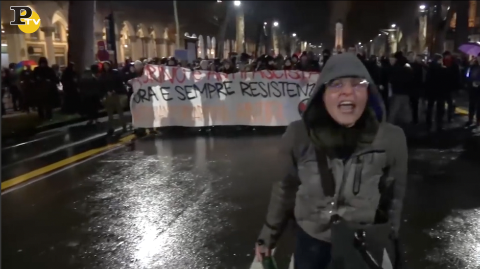 professoressa grida Poliziotti dovete morire manifestazione Torino contro CasaPound