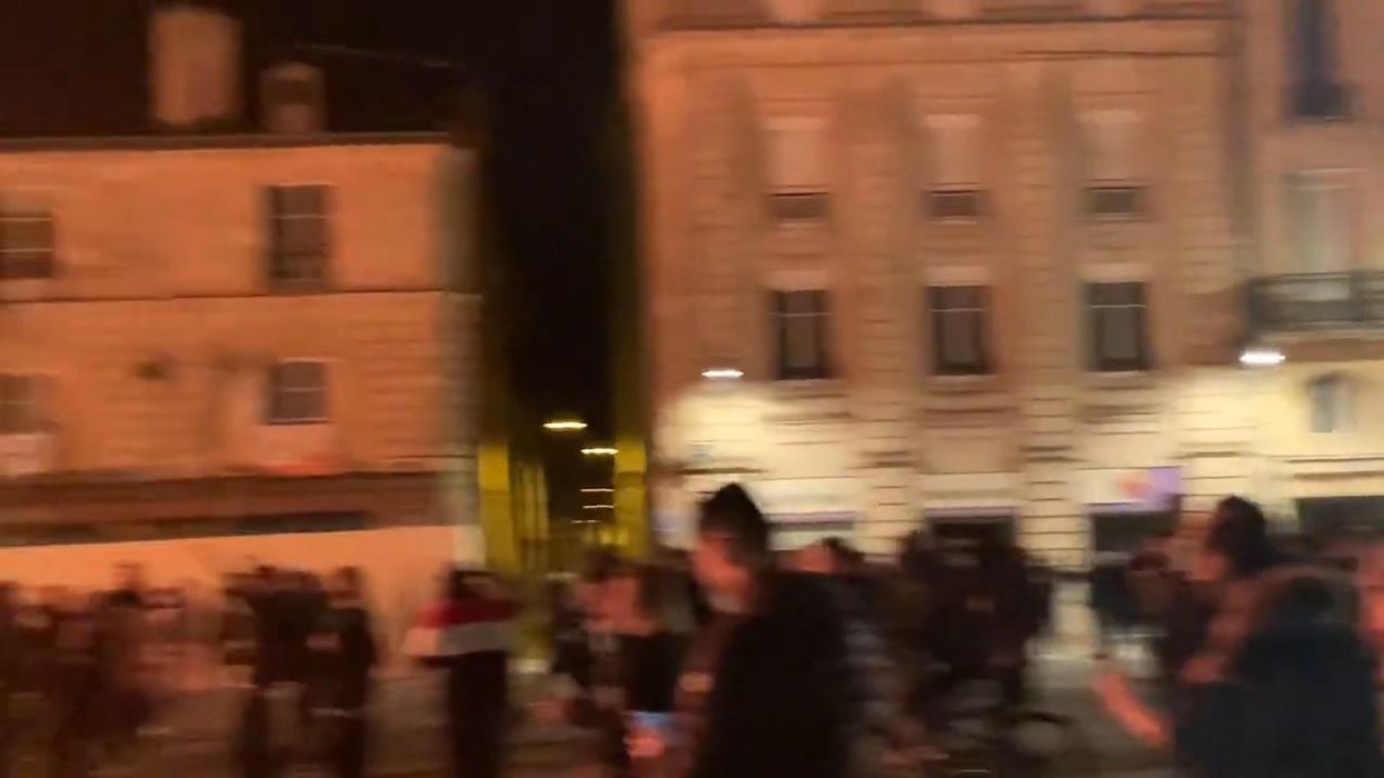 Proteste in Francia. Incendiato il municipio di Bordeaux | video