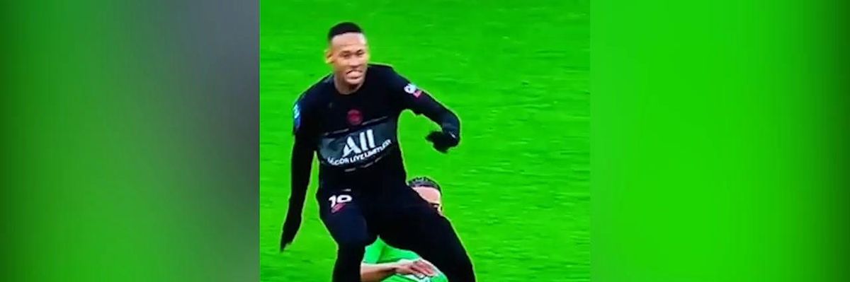 PSG, grave infortunio alla caviglia per Neymar | Video