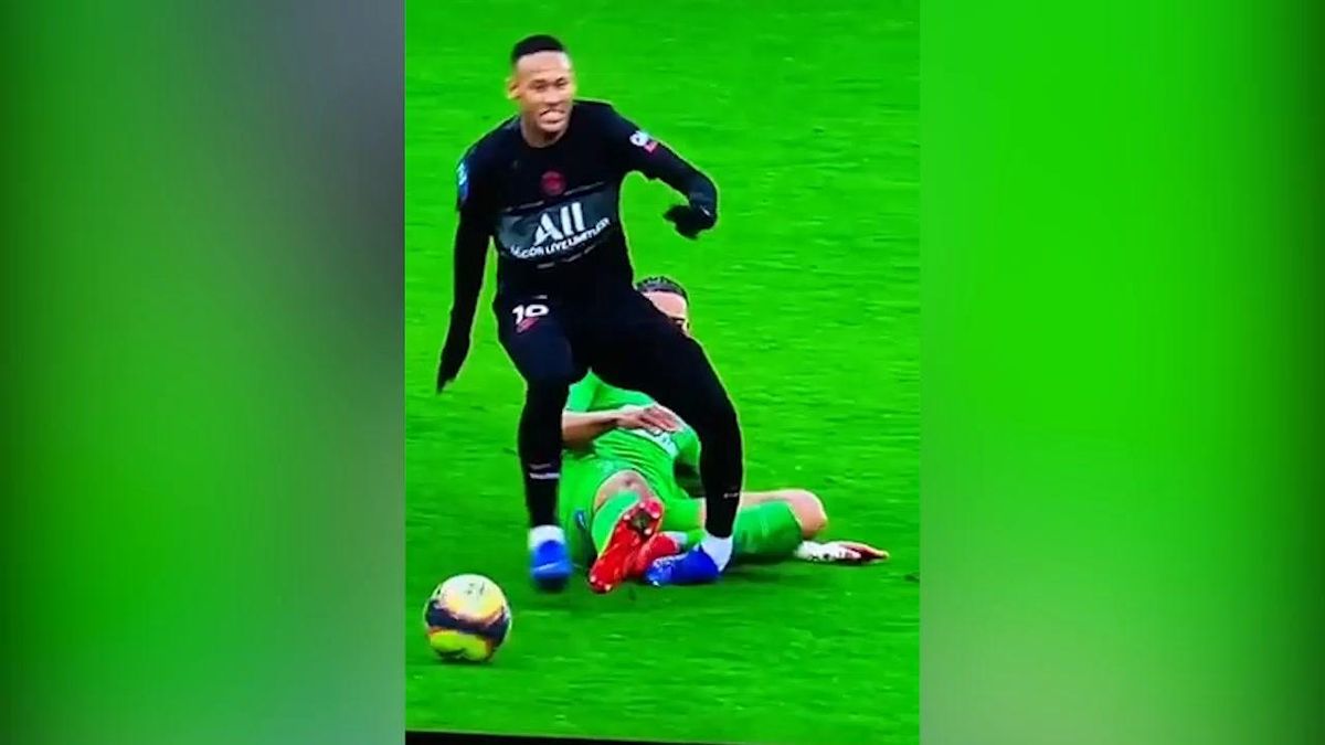 PSG, grave infortunio alla caviglia per Neymar | Video