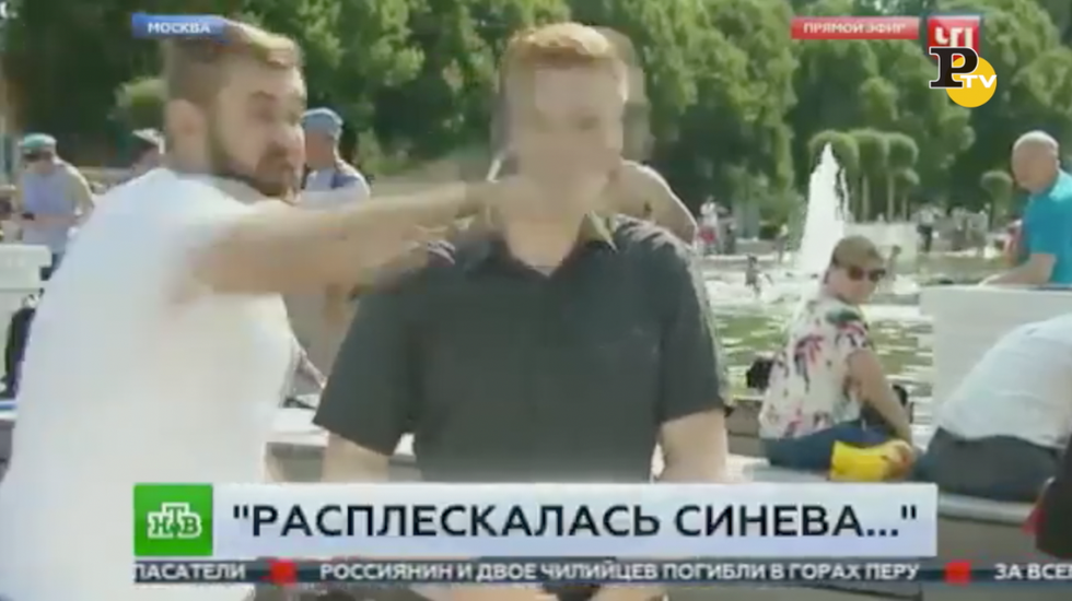 pugno faccia reporter russia diretta tv