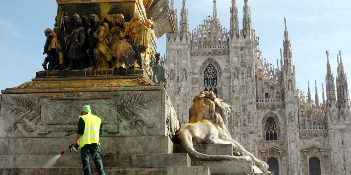 ​Pulizia monumento imbrattato a Milano