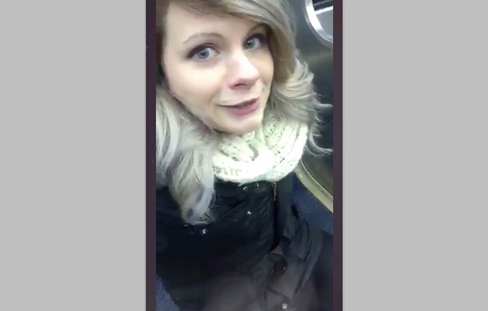 ragazza canta squarciagola treno Chicago video divertente virale