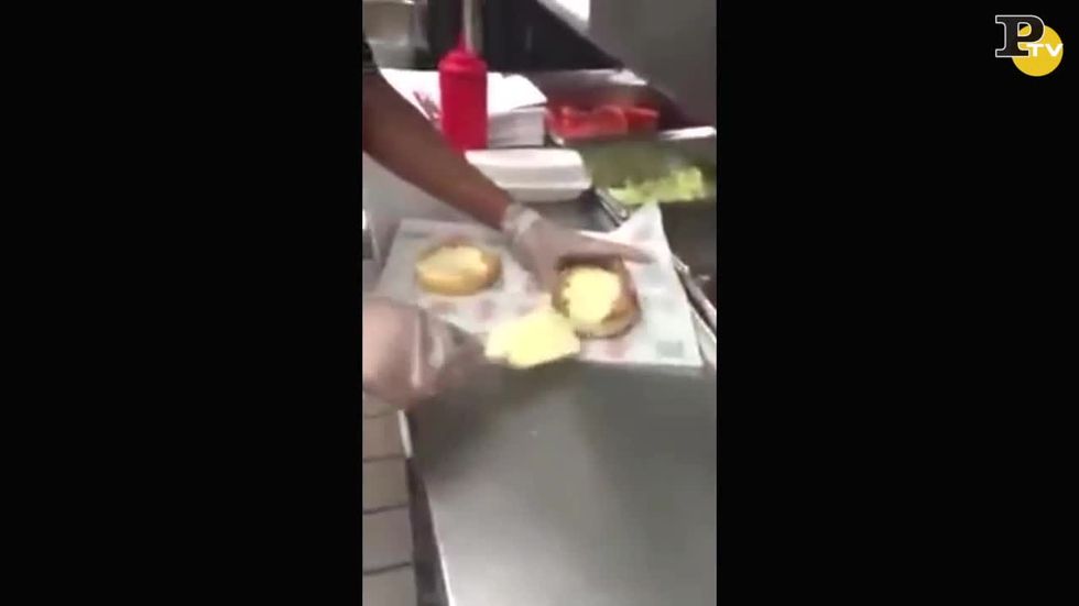 ragazza-fast-food-hamburger-per-terra