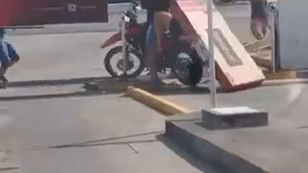 Ragazza porta pacchi in moto e si schianta contro un palo | video