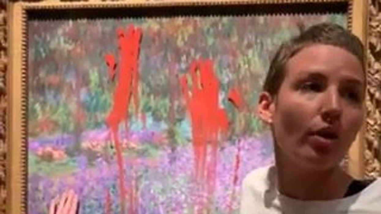 Due attiviste imbrattano di rosso un quadro di Monet al Museo Nazionale di Stoccolma | video