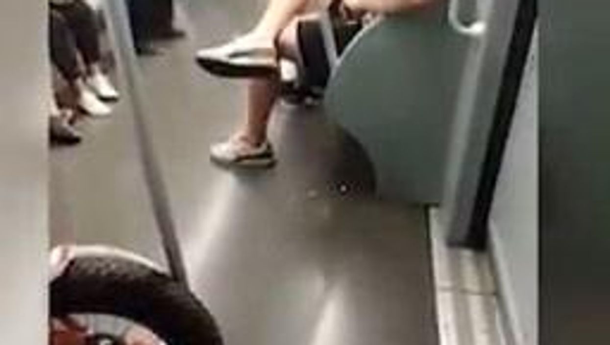 Milano: ragazzi sniffano cocaina in metropolitana | video