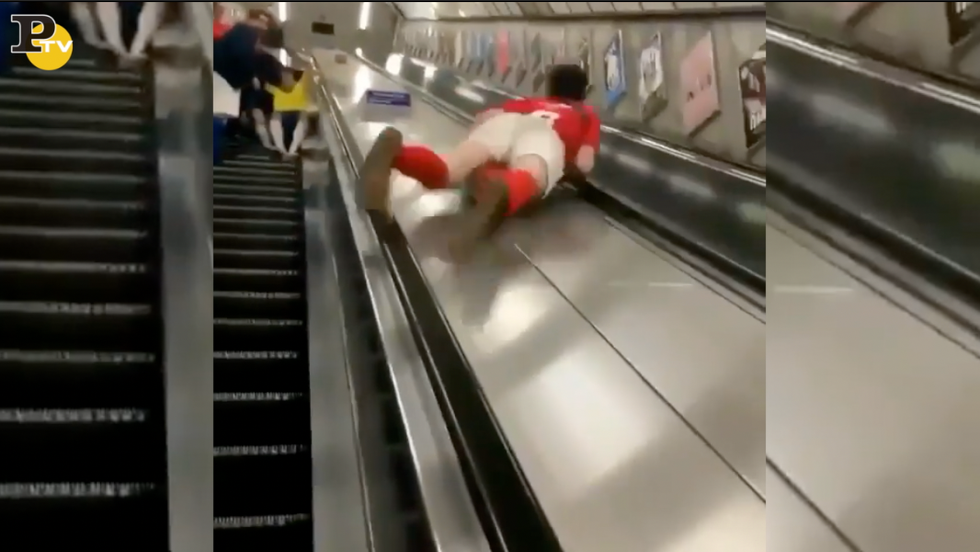 ragazzo cade scale mobili metropolitana Londra