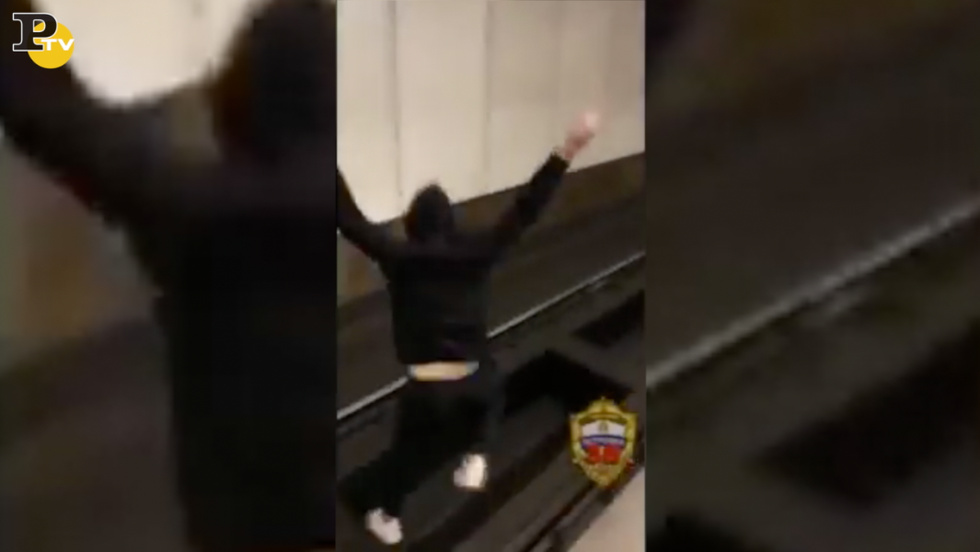 ragazzo salta binari metropolitana Mosca video