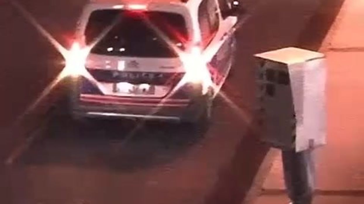 Si finge autovelox e scatta foto alla volante di polizia | video