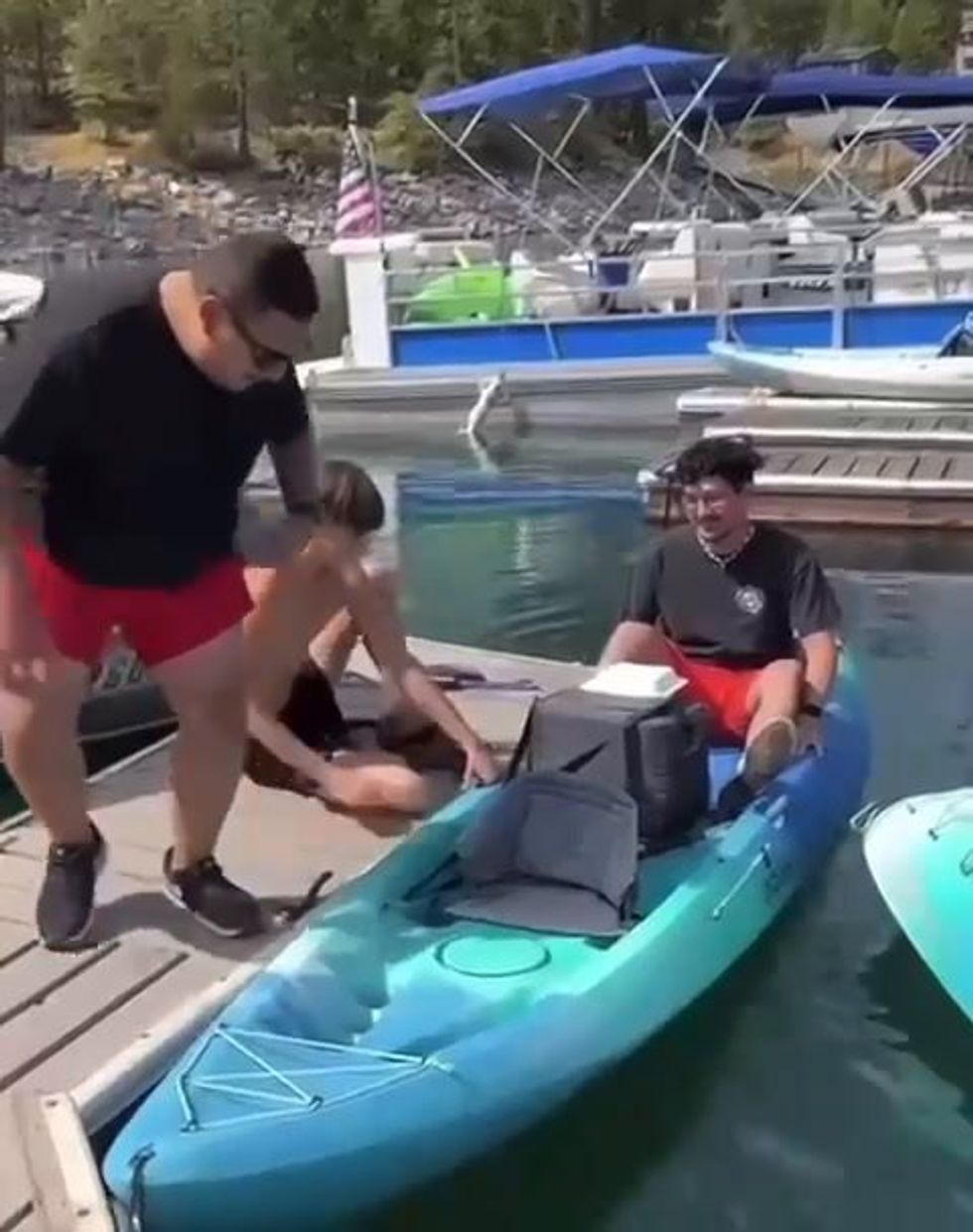 Prova a salire sulla canoa ma qualcosa va storto | video