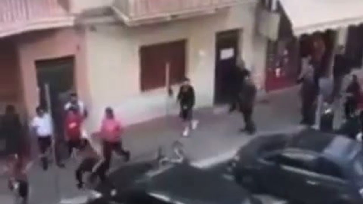 Tentata rapina a Ragusa: tre giovani hanno picchiato un uomo e danneggiato 2 auto | video