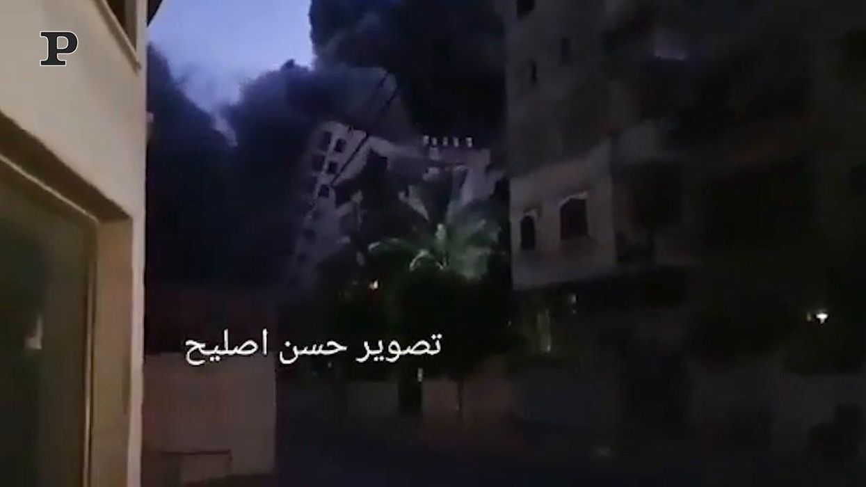 Raid israeliani distruggono un edificio di 12 piani a Gaza | video