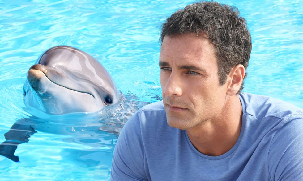 "Come un delfino": Raoul Bova tra piscina, mafia e buoni sentimenti