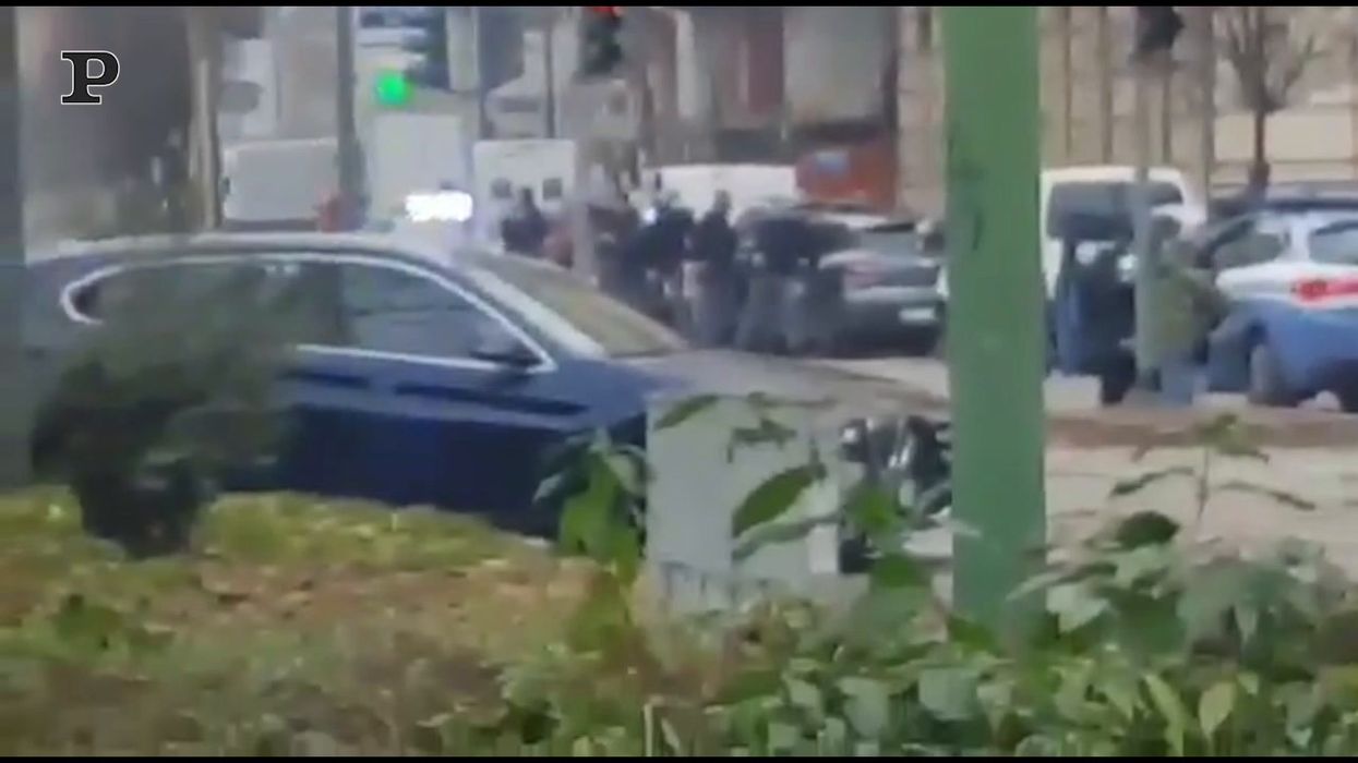 Milano, rapina in banca in piazza Ascoli | video
