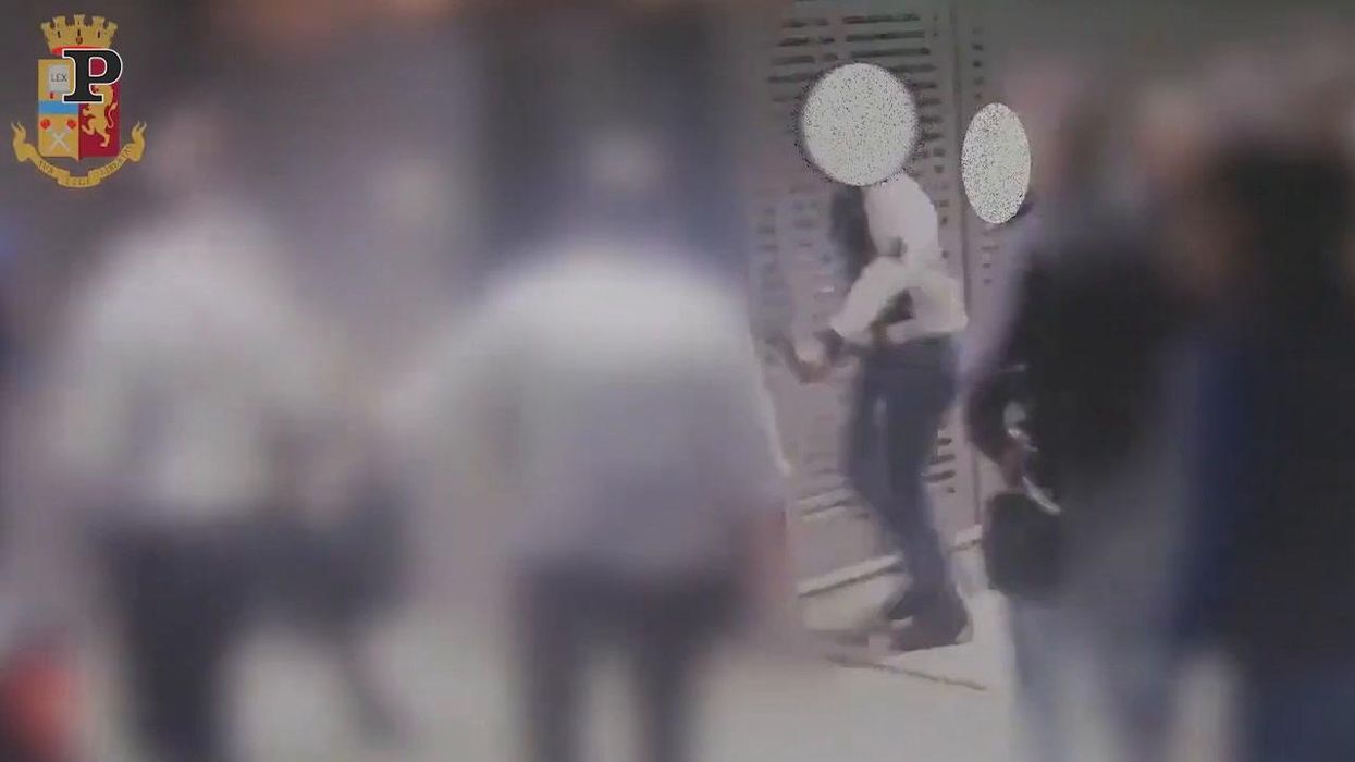 Milano, la gang delle aggressioni e rapine all'Arco della Pace | video