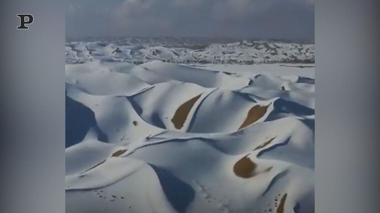 Rarissima nevicata trasforma il deserto cinese in uno spettacolo magico | Video