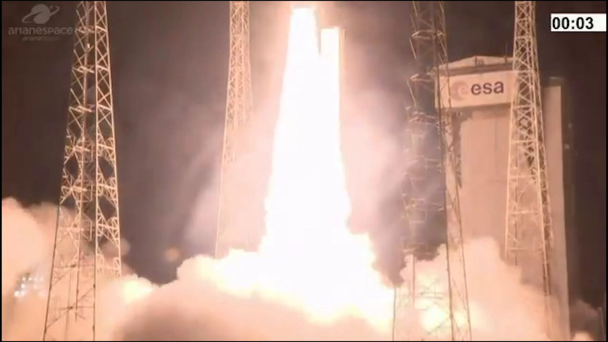 Missione del razzo Vega fallita: cambia traiettoria otto minuti dopo il decollo | video