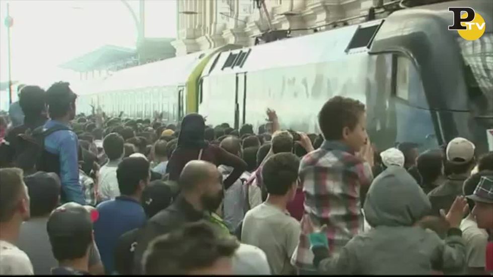 riapertura stazione treni budapest migranti keleti