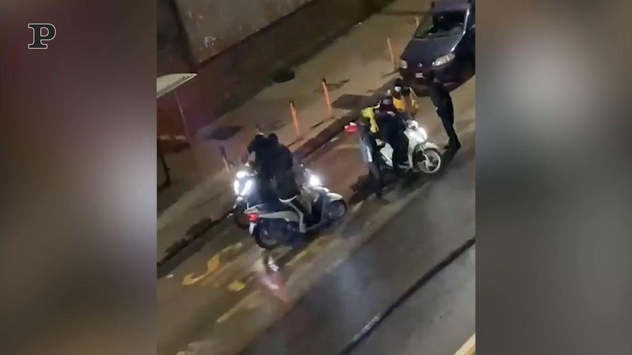 Napoli, rider massacrato di botte: in 6 lo circondano e gli rubano lo scooter | video