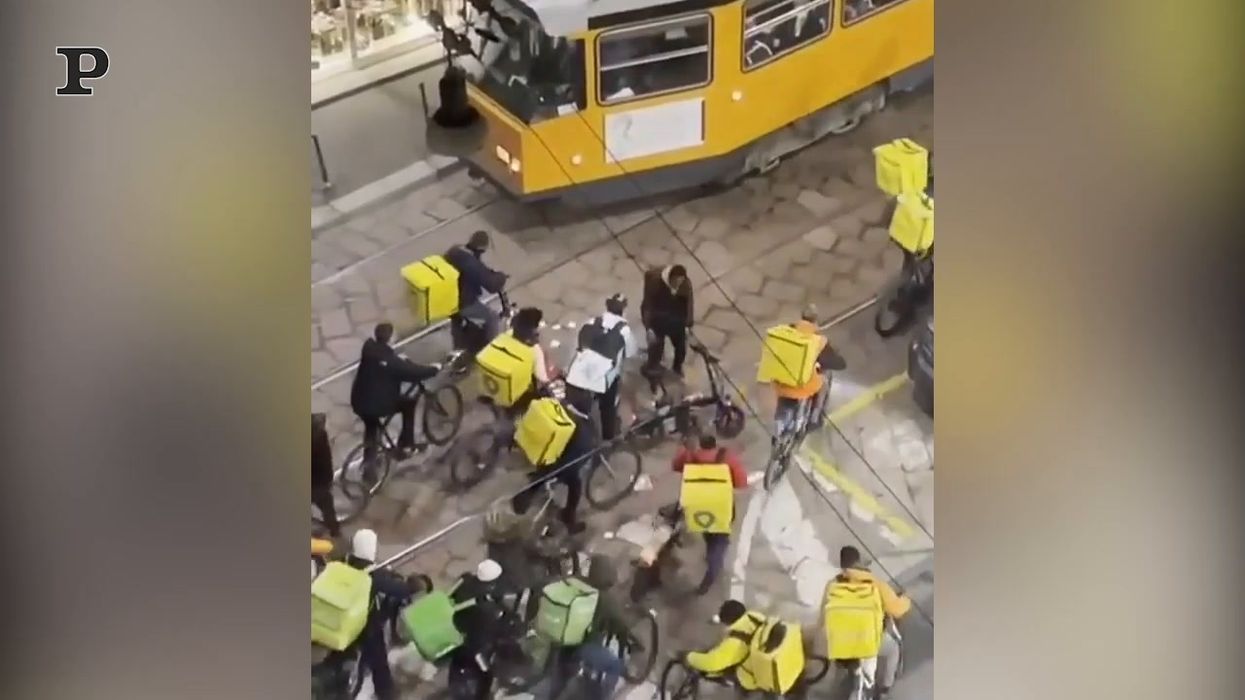A Milano i riders scioperano gettando il cibo in strada