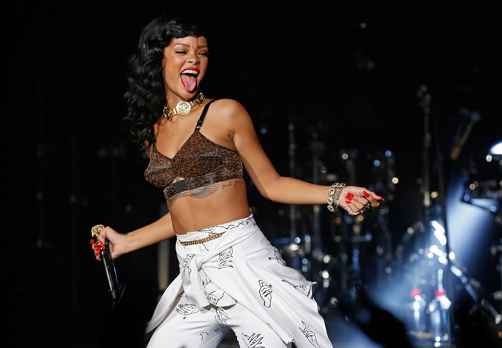 Rihanna, rivolta con spogliarello sul suo jet – Video