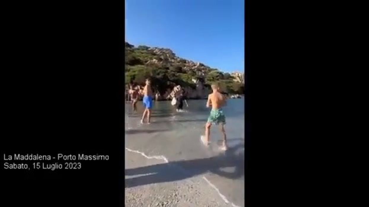 Tender vicino alla spiaggia. Rissa a La Maddalena, Sardegna | video