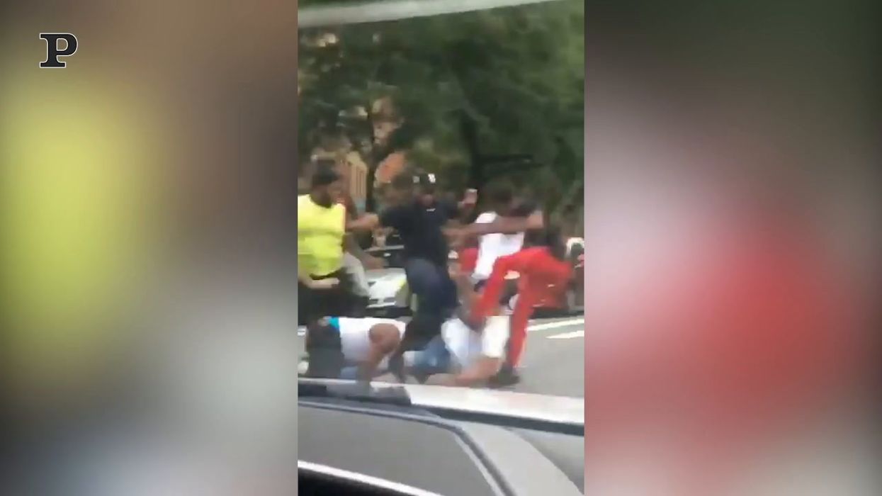 Un gruppo di afroamericani aggredisce un uomo bianco per strada a New York | video