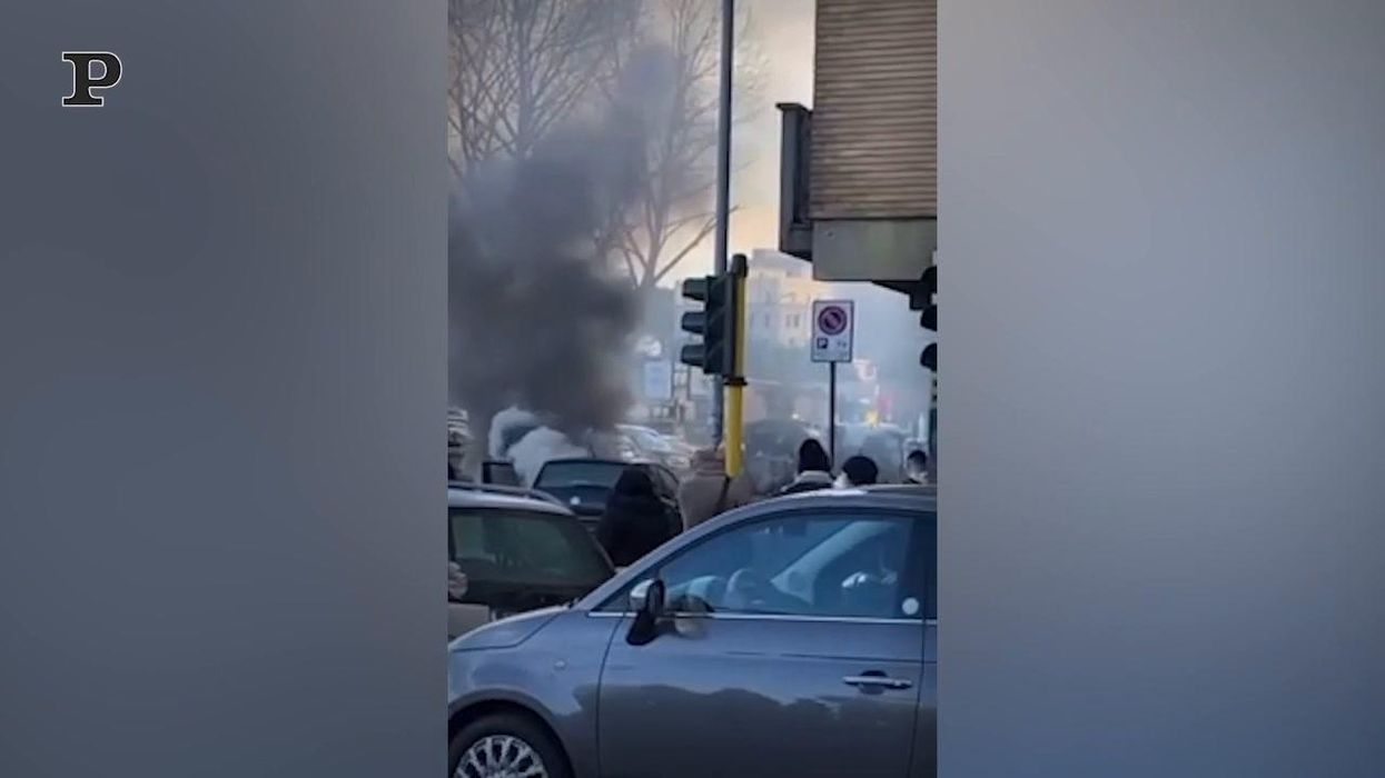 Roma, auto in fiamme Casal Bertone: fumo nero avvolge i palazzi | Video