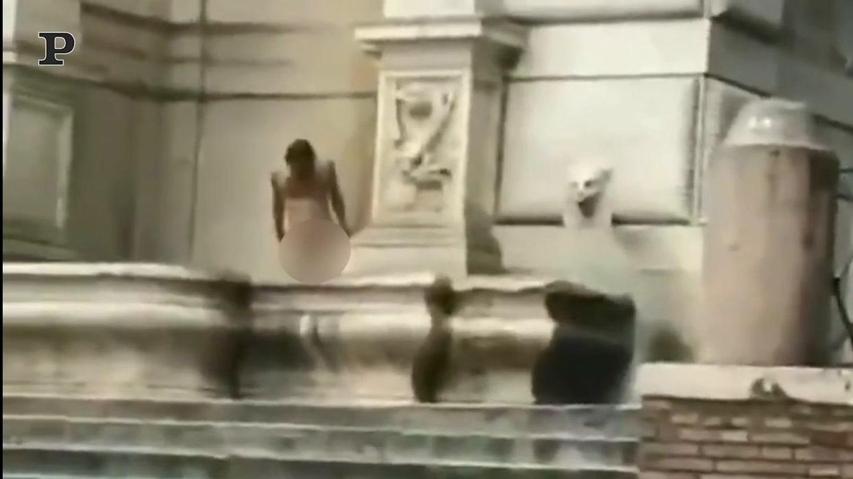 Roma, fa la doccia nudo in piazza Trilussa | video