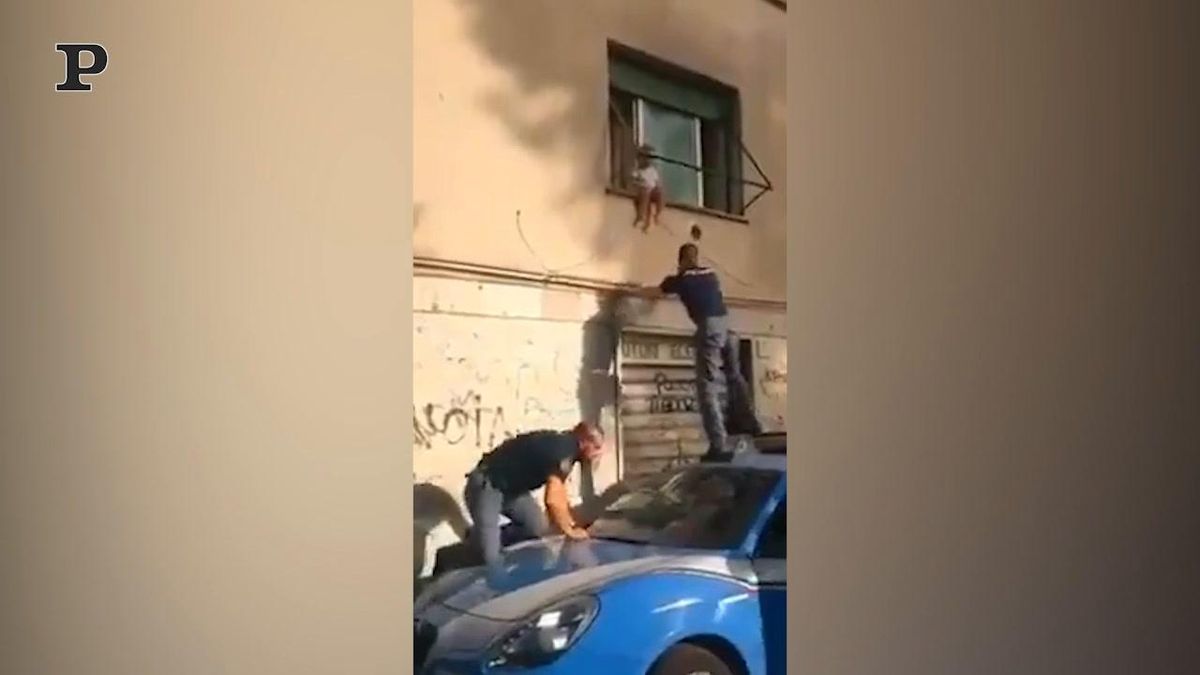 Roma, bimba di due anni rischia di cadere dalla finestra: le immagini del salvataggio | video