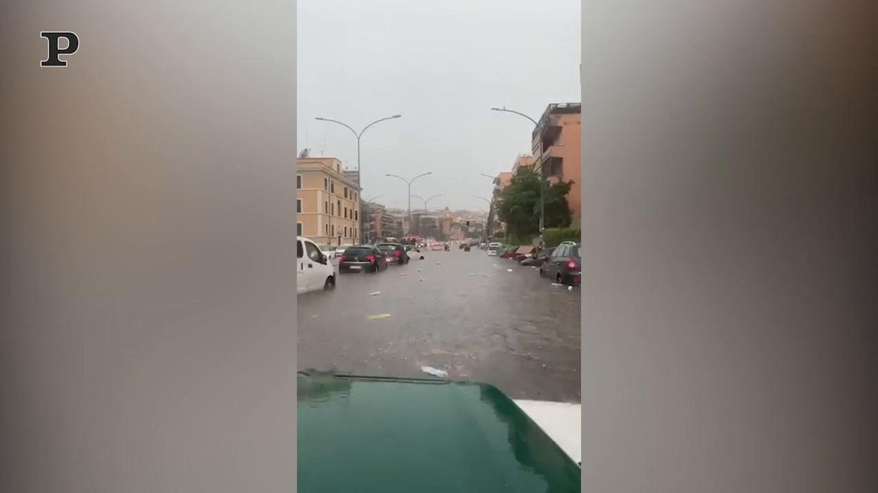 Roma, bomba d'acqua: le auto sommerse in corso Francia | video