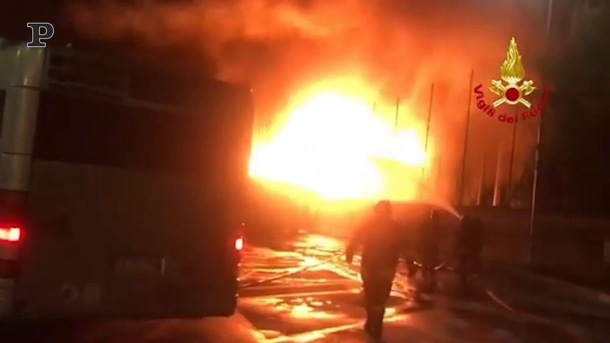 Roma, in fiamme deposito Atac: 30 autobus distrutti | video