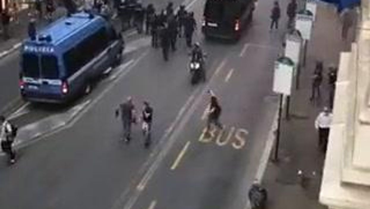 Roma, scontri alla manifestazione No Green Pass con la Polizia | video