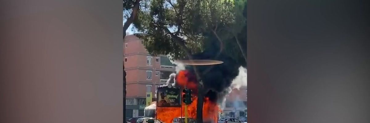 Roma, un altro autobus in fiamme: tre esplosioni a piazza Pio XI