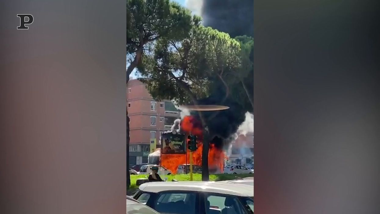 Roma, un altro autobus in fiamme: tre esplosioni a piazza Pio XI