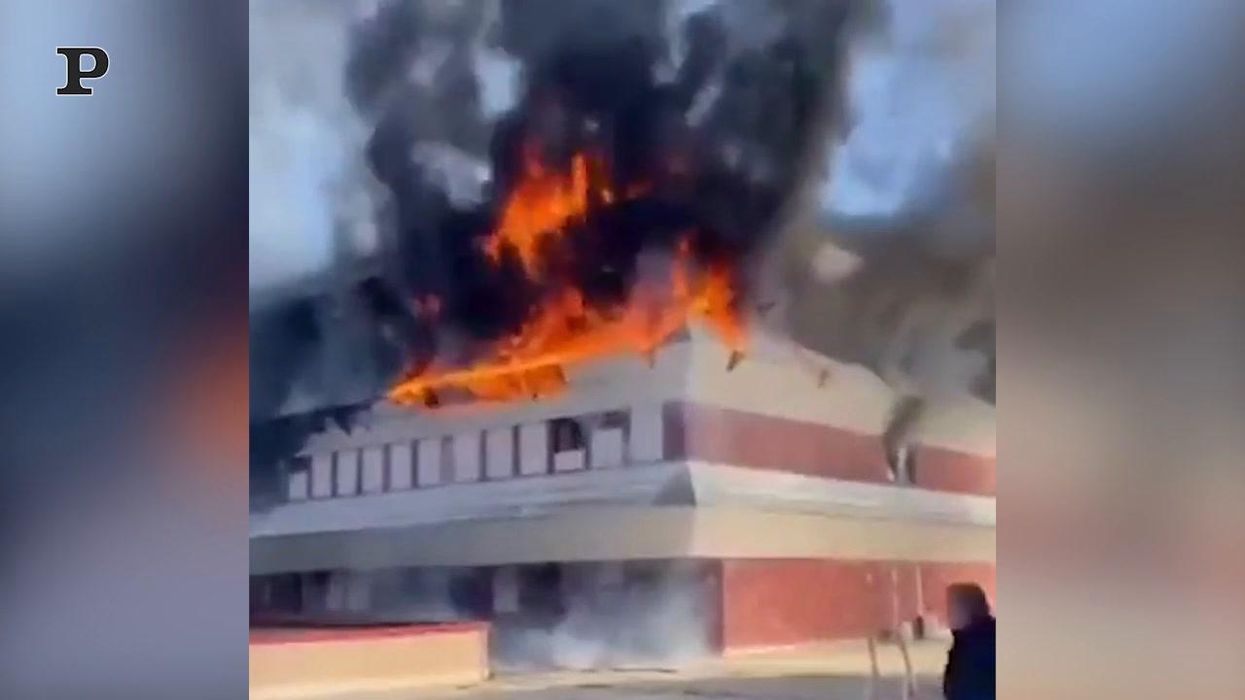 Roma, incendio nella caserma di Tor di Quinto | Video