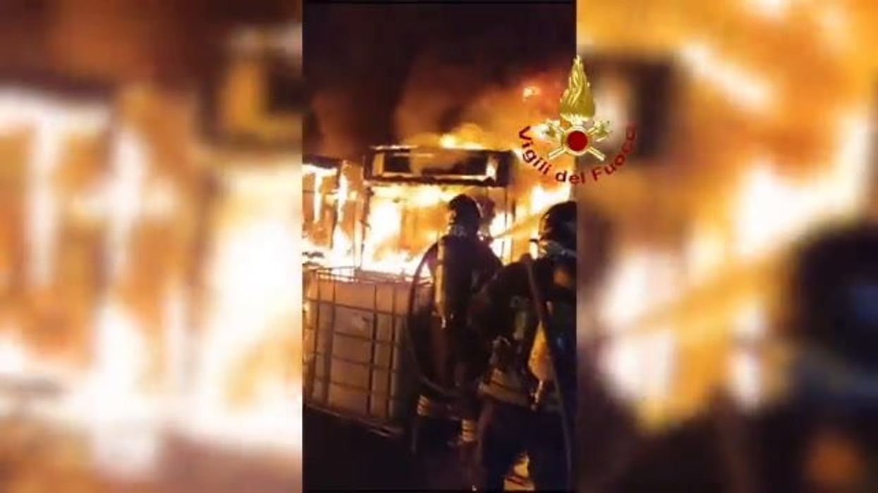 Roma, incendio nella notte nel deposito autobus I video