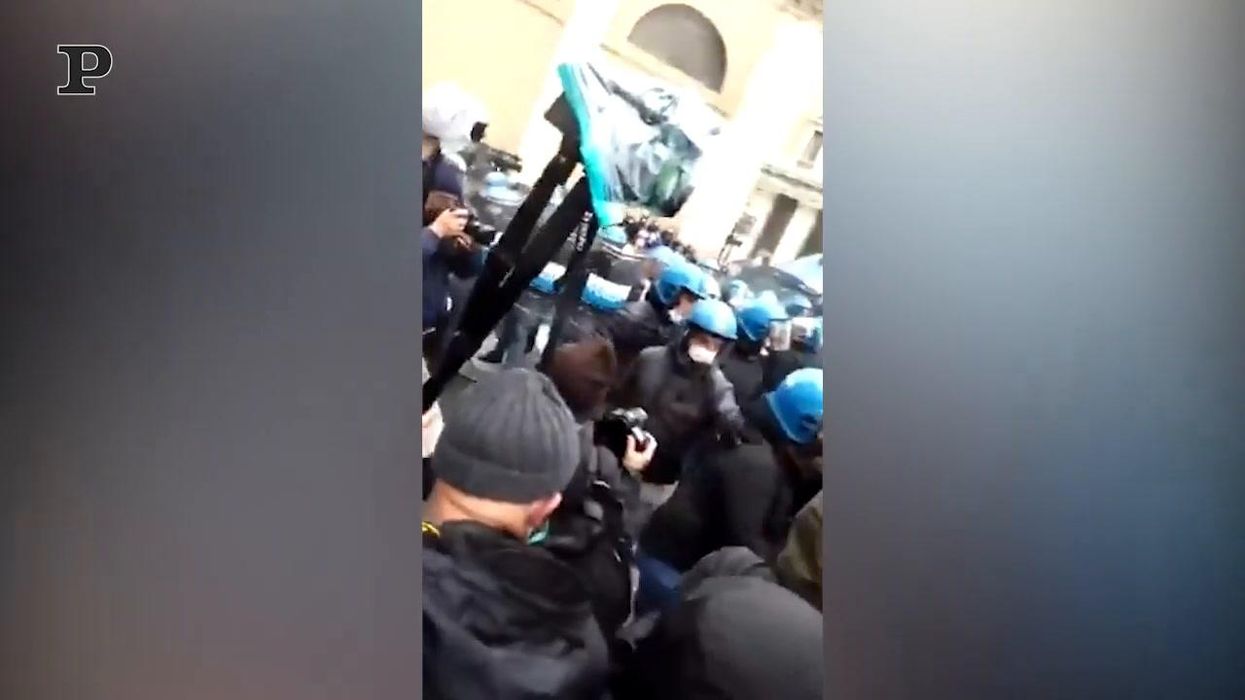 Roma, "Io Apro": scontri tra manifestanti e polizia | video