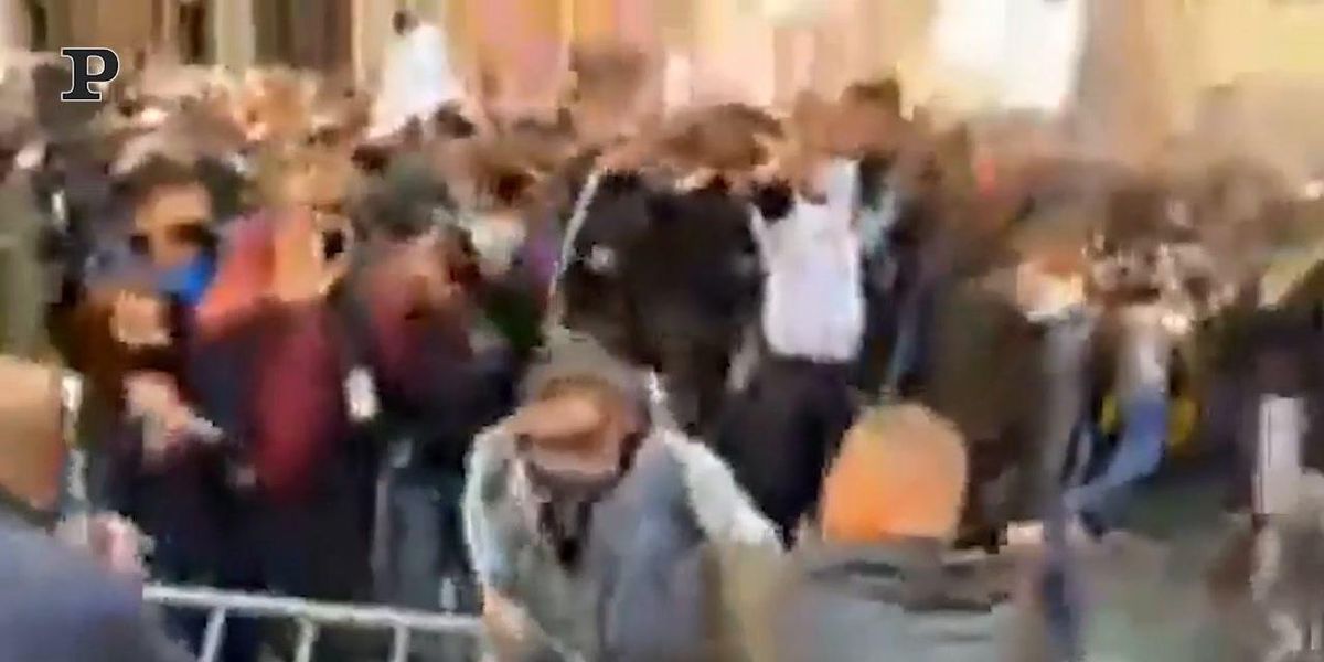 Roma, scontri tra polizia e ristoratori in piazza Montecitorio | video